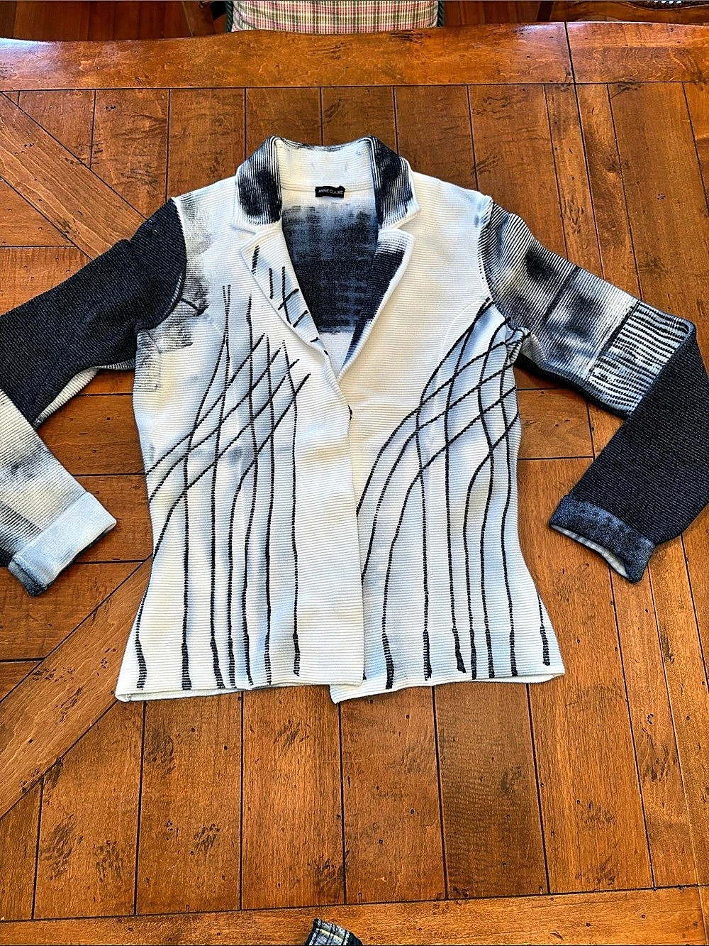 Anneclaire Geometric Button Cardigan in White & Black Size 44